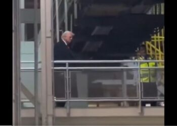 Трамп показав середній палець і послав робітника на заводі Ford. Що той йому сказав (ВІДЕО)