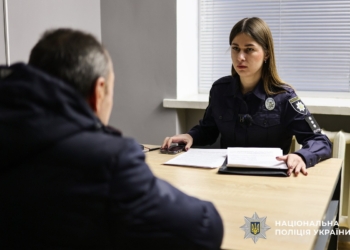 У Миколаєві 60-річний чоловік порізав шини 19 припаркованих у дворах  автівок – поліція інкримінує йому хуліганство (ФОТО, ВІДЕО)