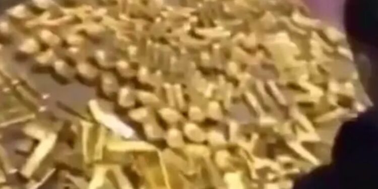 У Китаї засудили до страти мера міста – знайшли у нього 13,5 тонн золота, 23 тони готівки (ВІДЕО)