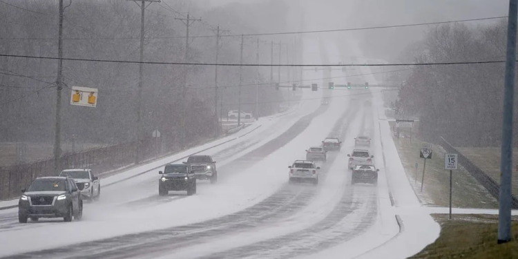 Зимовий шторм століття у США – замерзлі у Нью-Йорку, вимкнення світла, НС у 12 штатах (ВІДЕО)