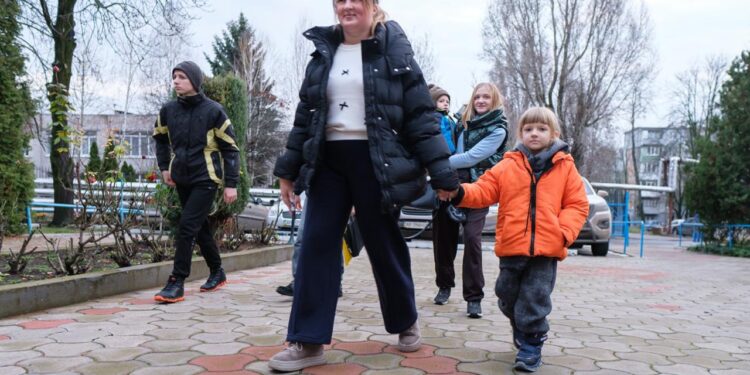 Із прикордоння Дніпропетровської та Запорізької областей евакуюють більше 3 тисяч дітей з родинами