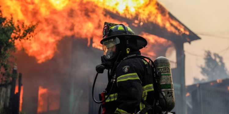 Чилі оголошує стан катастрофи через лісові пожежі, які змусили тисячі людей покинути свої домівки