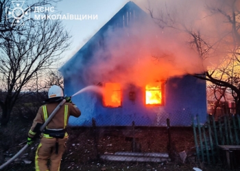 На Миколаївщині на пожежі загинув чоловік, у Миколаєві в 5-поверхівці  загорілася ємність з бензином