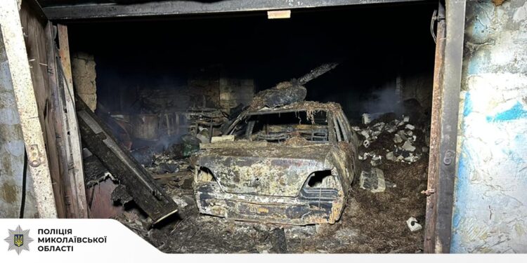 На Миколаївщині викрили чоловіка в умисному підпалі гаража та автівок односельця (ФОТО)