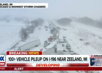 У США через снігову бурю у ДТП потрапили понад 100 авто одночасно (ВІДЕО)