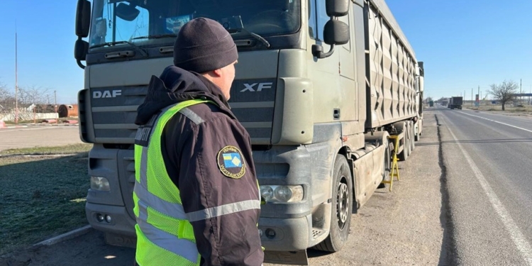 На Миколаївщині три вантажівки спробували обійти WIM-систему – тепер на перевізників чекає чималий штраф (ФОТО)
