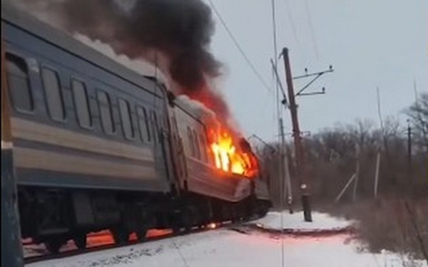Внаслідок атаки російських дронів на пасажирський поїзд – четверо загиблих, двоє поранених, ще чотирьох людей шукають, – Зеленський (ВІДЕО)