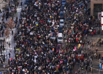 У США десятки тисяч людей протестують проти імміграційної служби та політики Трампа (ФОТО)