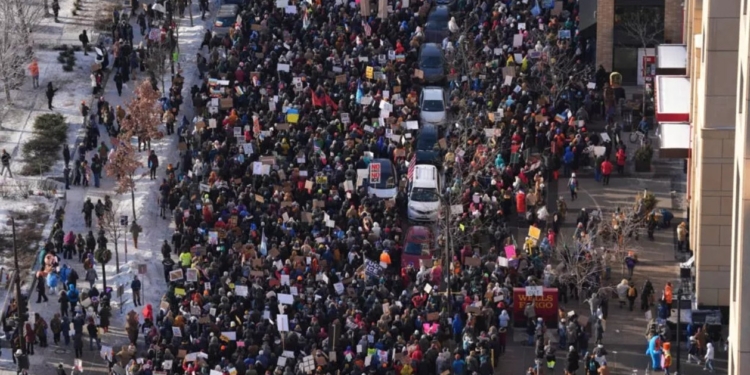 У США десятки тисяч людей протестують проти імміграційної служби та політики Трампа (ФОТО)