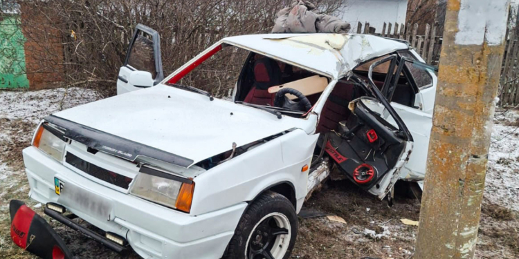 Водійка врізалася в електроопору і загинула – на Миколаївщині з’ясовують обставини та розшукують свідків ДТП