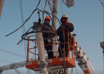 «Найскладніша зима, яка тримається на людях» – Міненерго показало, як енергетики повертають світло в будинки українців (ВІДЕО)