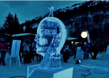 Український скульптор взяв срібло на міжнародному конкурсі льодових скульптур у Франції – за філософську роботу (ФОТО, ВІДЕО)