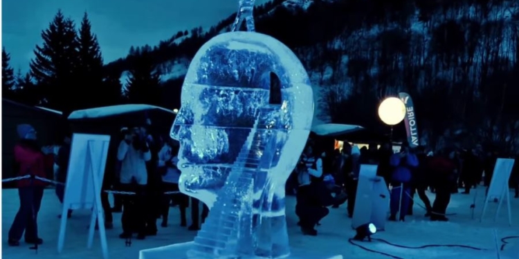 Український скульптор взяв срібло на міжнародному конкурсі льодових скульптур у Франції – за філософську роботу (ФОТО, ВІДЕО)