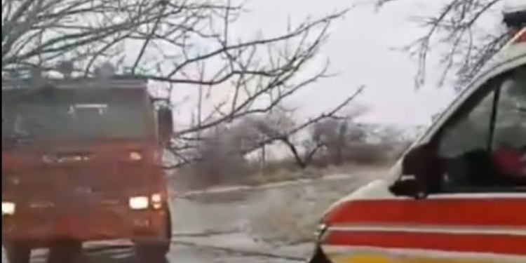 Миколаївщина у льодовій пастці – рятувальники допомагають медикам рятувати людей (ВІДЕО)