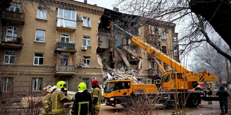 В Одесі з-під завалів деблокували тіло загиблого