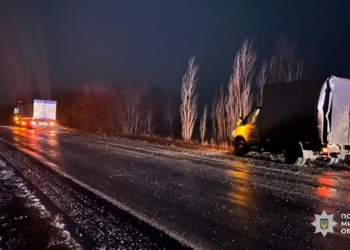 На Миколаївщині вантажівка зіткнулася з мікроавтобусом – внаслідок ДТП загинув чоловік (ФОТО)