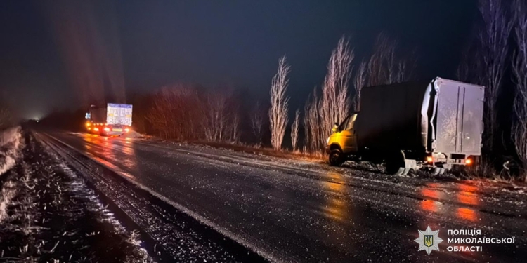 На Миколаївщині вантажівка зіткнулася з мікроавтобусом – внаслідок ДТП загинув чоловік (ФОТО)