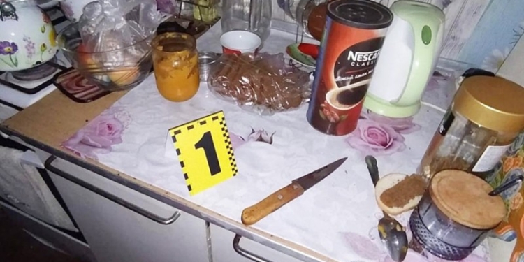 На Миколаївщині під час сварки чоловік завдав ножових поранень співмешканці, а потім собі – жінка померла в лікарні, а йому нічого не загрожує