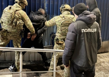 У Миколаєві затримали працівника обласного ТЦК – за $7 тис. обіцяв допомогти ухилитись від мобілізації (ФОТО)