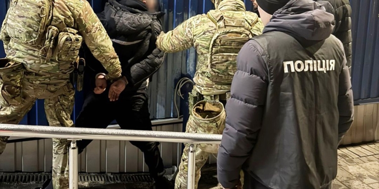 У Миколаєві затримали працівника обласного ТЦК – за $7 тис. обіцяв допомогти ухилитись від мобілізації (ФОТО)
