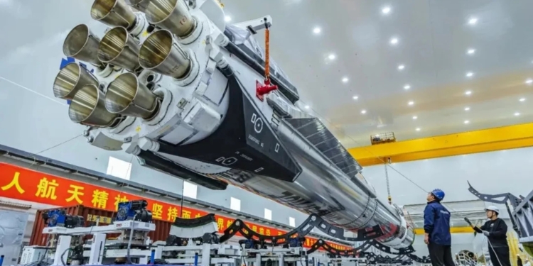 Перелякала всіх – неконтрольована китайська ракета вагою 11 тонн впала в океані