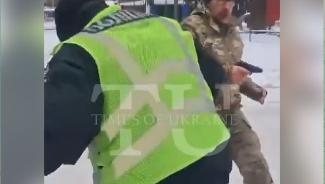 У передмісті Житомира військовий ТЦК стріляв із стартового пістолета під час конфлікту з перехожими (ВІДЕО)