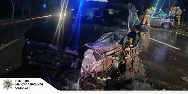 У Миколаєві зіткнулися Volksvagen Touareg і Chevrolet Aveo, водії і лікарні (ФОТО)