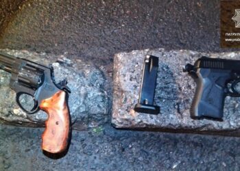 Ходив з пістолетами по вулиці – у Миколаєві інспектори роти ТОР затримали чоловіка