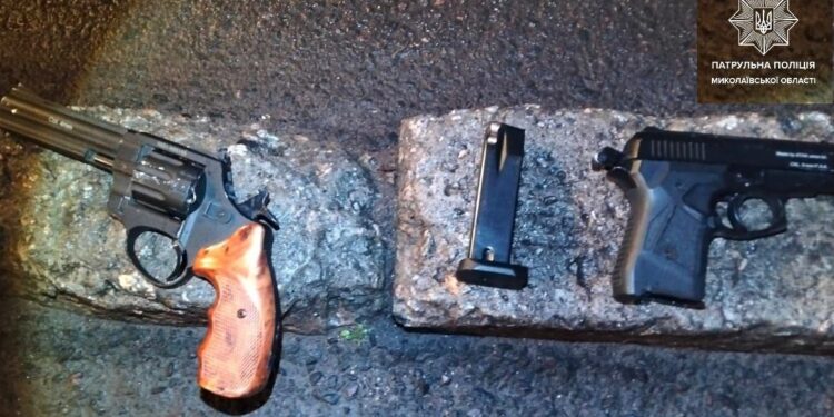 Ходив з пістолетами по вулиці – у Миколаєві інспектори роти ТОР затримали чоловіка