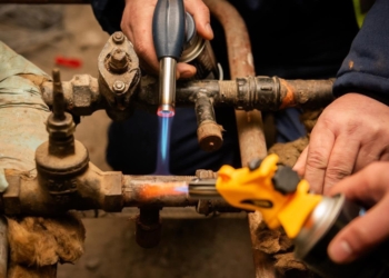 У Києві понад 160 бригад відновлюють теплопостачання після російських атак, серед них – бригади з Миколаївщини (ФОТО)