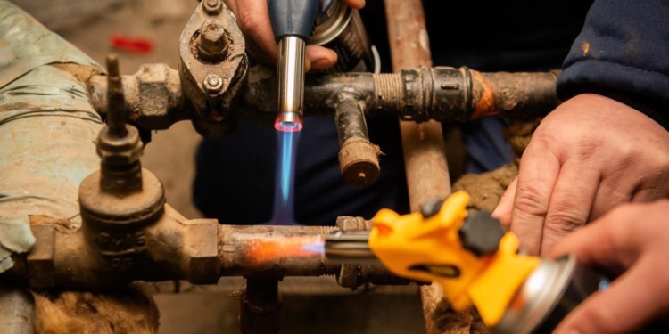 У Києві понад 160 бригад відновлюють теплопостачання після російських атак, серед них – бригади з Миколаївщини (ФОТО)