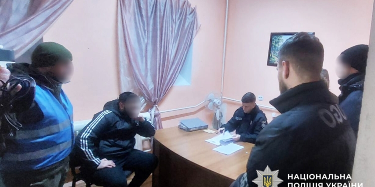 У Миколаєві викрили злочинне угруповання, яке вимагало $2 тис у чоловіка, погрожуючи насильством його ув’язненому сину (ФОТО)