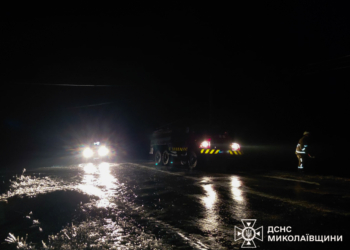 Лід вкрив автошляхи Миколаївщини, рятувальники допомагають і медикам, і енергетикам (ФОТО, ВІДЕО)