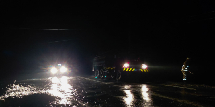 Лід вкрив автошляхи Миколаївщини, рятувальники допомагають і медикам, і енергетикам (ФОТО, ВІДЕО)