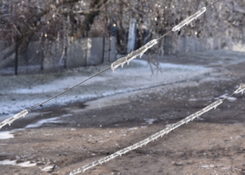 На Миколаївщині аварійні вимкнення електроенергії через зледеніння мереж (ФОТО)