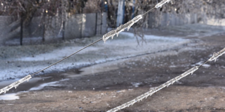 На Миколаївщині аварійні вимкнення електроенергії через зледеніння мереж (ФОТО)