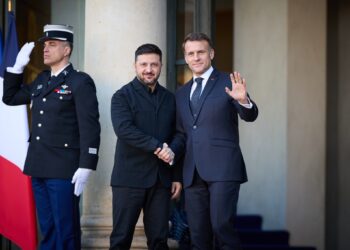 Зеленський вже у Франції і зустрівся з Макроном (ФОТО)