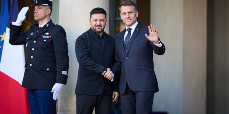 Зеленський вже у Франції і зустрівся з Макроном (ФОТО)