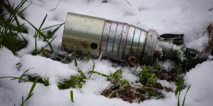 У Миколаєві на кладовищі виявили касетний боєприпас – тепер він знешкоджений (ФОТО, ВІДЕО)