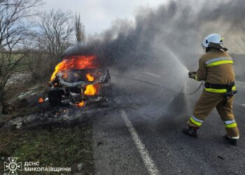 На трасі Н-11 Дніпро-Миколаїв під час руху загорівся легковик (ФОТО)