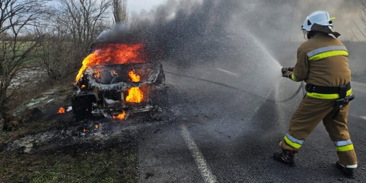 На трасі Н-11 Дніпро-Миколаїв під час руху загорівся легковик (ФОТО)