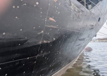 РФ вдарила балістикою по  порту Чорноморська  – постраждало судно, є поранений (ФОТО)