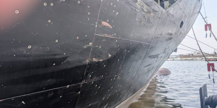РФ вдарила балістикою по  порту Чорноморська  – постраждало судно, є поранений (ФОТО)