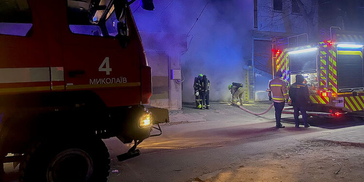 У Миколаєві горів підвал, у Снігурівці – літня кухня. Що ще гасили рятувальники (ФОТО)
