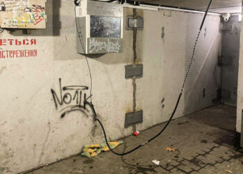 У Миколаєві два босяки напідпитку пошкодили укриття на проспекті. Їх знайшли (ФОТО, ВІДЕО)