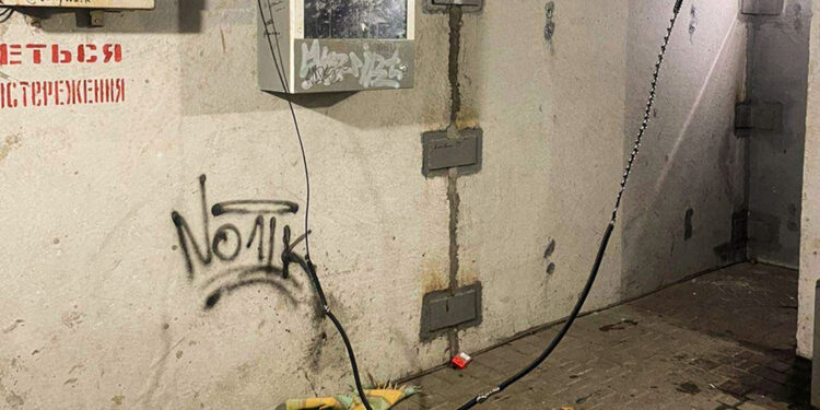 У Миколаєві два босяки напідпитку пошкодили укриття на проспекті. Їх знайшли (ФОТО, ВІДЕО)