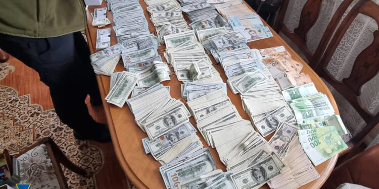 Очільниця районної ВЛК при ТЦК на Дніпропетровщині організувала схему для ухилянтів – скільки грошей у неї знайшли (ФОТО)