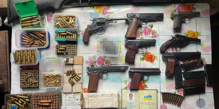 В Україні припинили продаж найбільшої партії трофейної зброї – автомати, гранати, гранатомети (ФОТО)