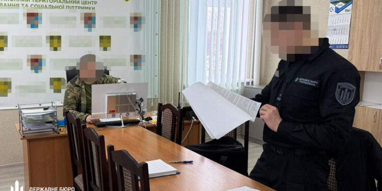 Заступник начальника Рівненського ОТЦК за відстрочку брав хабарі навіть автомобілями – ДБР повідомило йому про підозру (ФОТО, ВІДЕО)