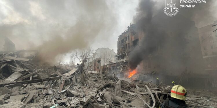 Щонайменше 25 людей постраждали внаслідок ворожої ракетної атаки «Іскандерами» по центру Харкова (ФОТО)